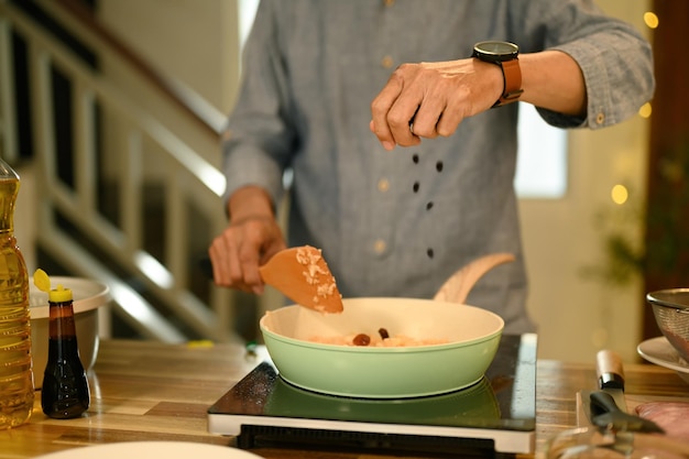 Kucharz przygotowujący potrawę